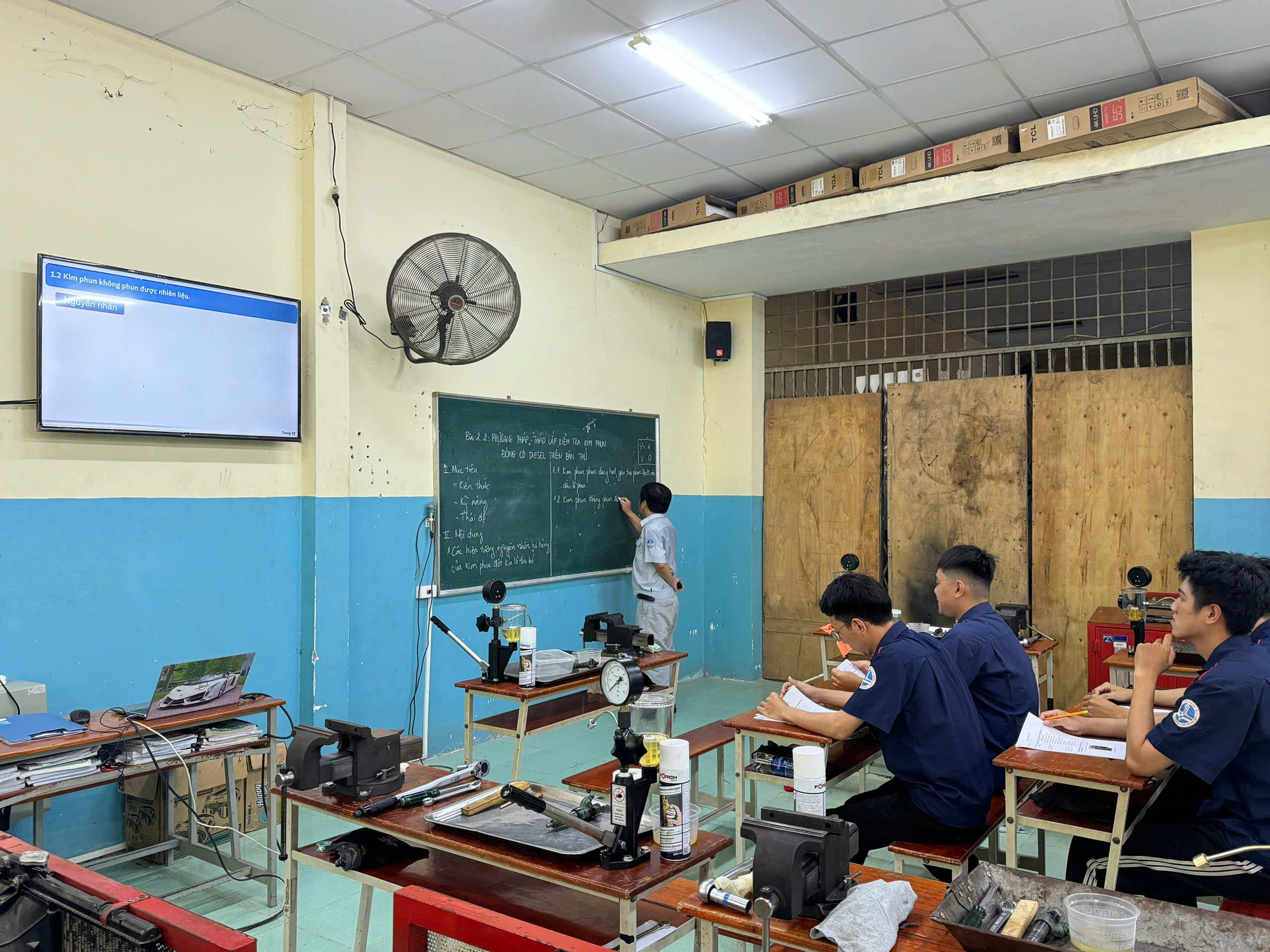 Thầy Nguyễn Chí Hiếu tập dợt bài giảng cho Hội giảng nhà giáo Giáo dục nghề nghiệp cấp Thành phố năm 2025